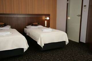 Отель Hotel Azyl Конты-Вроцлавске Двухместный номер с 1 кроватью или 2 отдельными кроватями-1