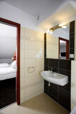 Отель Hotel Azyl Конты-Вроцлавске Двухместный номер с 1 кроватью или 2 отдельными кроватями-4